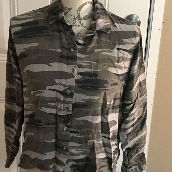 Style Envy Camouflage Green Button Up Blouse Small - Picture 4 of 16